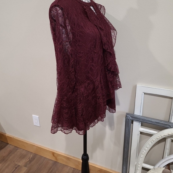 Issac Mizrahi Live Elegant Burgandy Lace Top with keyhole front and back.  SZ 14 - Picture 3 of 10